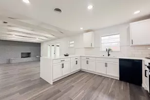 1412 Grantland Cir, Fort Worth, TX 76112 - Photo 5