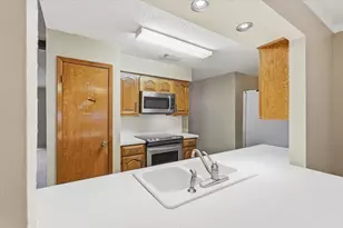 960 Meadowcove Cir, Garland, TX 75043 - Photo 17