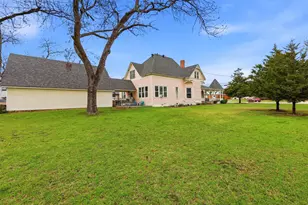 306 E Tarrant St, Bowie, TX 76230 - Photo 33