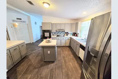 813 W 12th Street, Cameron, TX 76520 - Photo 9