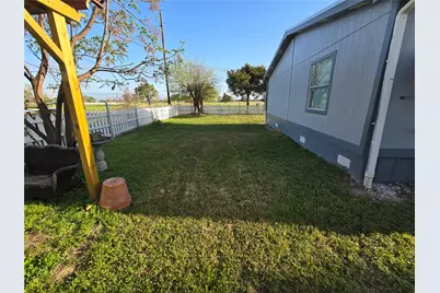 813 W 12th Street, Cameron, TX 76520 - Photo 27