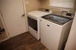 200 Red Oak Creek Dr, Oak Leaf, TX 75154 - Photo 11