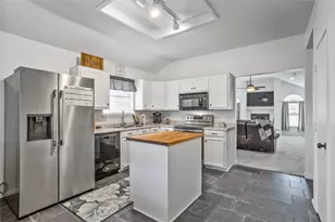 512 Oak Ridge Ct, Crowley, TX 76036 - Photo 11