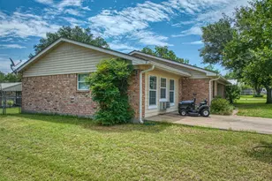 914 S Ave N, Clifton, TX 76634 - Photo 3