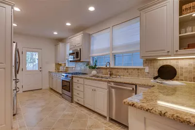 830 N Clinton Avenue, Dallas, TX 75208 - Photo 15