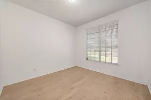 1020 Fair Oaks Dr, Grand Prairie, TX 75052 - Photo 9