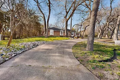 266 N Creekwood Drive, Lancaster, TX 75146 - Photo 11