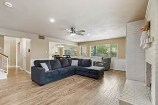 304 Lark Ln, Euless, TX 76039 - Photo 9