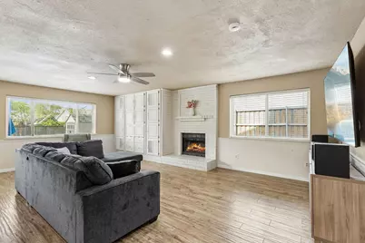 304 Lark Lane, Euless, TX 76039 - Photo 3