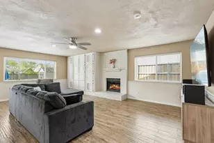 304 Lark Ln, Euless, TX 76039 - Photo 3