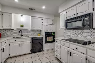 402 Country Meadow Drive, Mansfield, TX 76063 - Photo 9