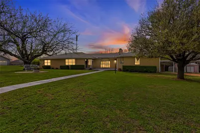 1106 Central Avenue, Bowie, TX 76230 - Photo 1