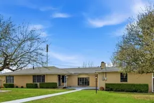 1106 Central Ave, Bowie, TX 76230 - Photo 1