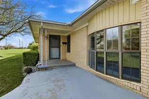 1106 Central Ave, Bowie, TX 76230 - Photo 5