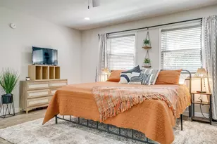 622 N Crockett St, Granbury, TX 76048 - Photo 17