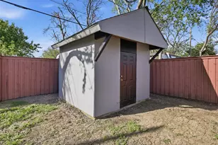 1310 E Lovers Ln, Arlington, TX 76010 - Photo 25