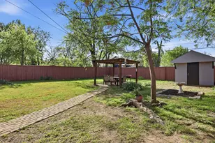 1310 E Lovers Ln, Arlington, TX 76010 - Photo 29