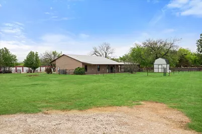 504 N Texas Street, Tioga, TX 76271 - Photo 11