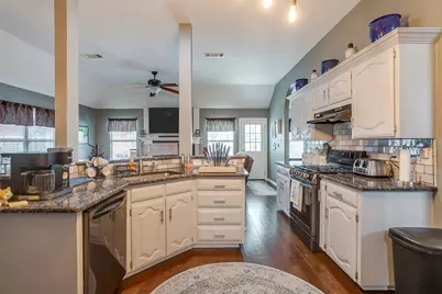 2410 Green Willow Court, Arlington, TX 76001 - Photo 11