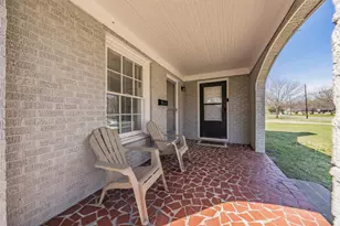 1734 E California St, Gainesville, TX 76240 - Photo 3