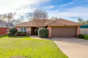 1215 Davis St, Cleburne, TX 76033 - Photo 1