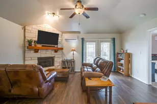 1215 Davis St, Cleburne, TX 76033 - Photo 5