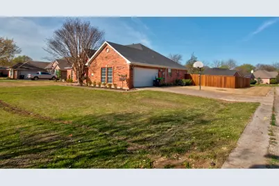 1400 N Saint Charles Avenue, Pilot Point, TX 76258 - Photo 3