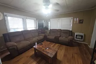 305 S Wood St, Cleburne, TX 76033 - Photo 3