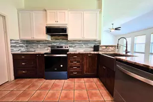 304 E Clover Park Dr, Fort Worth, TX 76140 - Photo 3