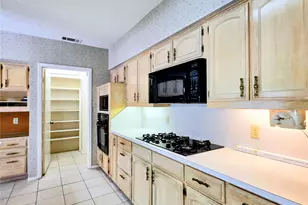 1020 Redbud Ct, Arlington, TX 76012 - Photo 3