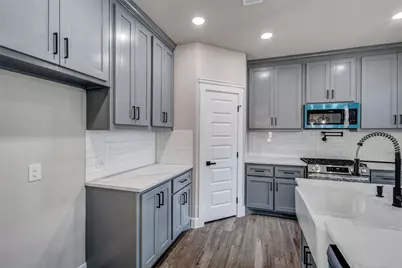 410 Larry, Irving, TX 75060 - Photo 9