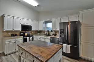 8906 Pleasant Hill Dr, Granbury, TX 76049 - Photo 5