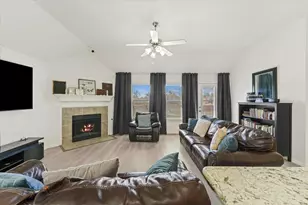 919 Fleetwood Cove Dr, Grand Prairie, TX 75052 - Photo 13