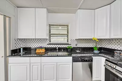 302 E 10th Street, Bonham, TX 75418 - Photo 9