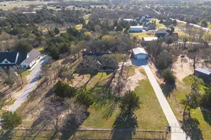 1725 S Hubbard St, Alvord, TX 76225 - Photo 29