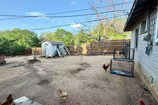 215 E 15th St, Irving, TX 75060 - Photo 25