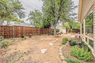 1227 Farnham Ct E, Irving, TX 75062 - Photo 39