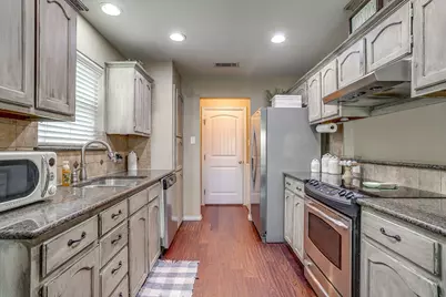 512 Parkridge Boulevard, Burleson, TX 76028 - Photo 15