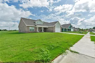 613 Crockett Dr, Cleburne, TX 76033 - Photo 3