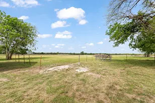 401 Edgewood Ln, Cleburne, TX 76031 - Photo 29