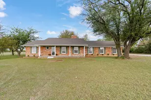 401 Edgewood Ln, Cleburne, TX 76031 - Photo 1