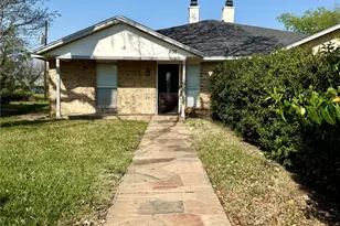 206 Matt Pl, Grand Prairie, TX 75051 - Photo 1