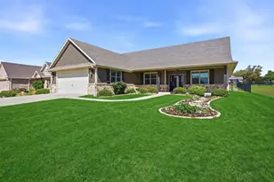 121 Bowie Dr, Gainesville, TX 76240 - Photo 1