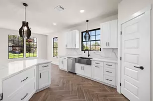 2418 Beverly Dr, Granbury, TX 76048 - Photo 5