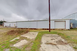 517 E Broadway St, Gainesville, TX 76240 - Photo 1