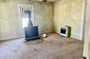 906 Young St, Nocona, TX 76255 - Photo 9