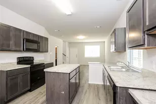 5517 Shore Point Trl, Fort Worth, TX 76119 - Photo 3