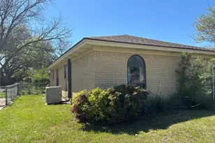 400 Harris Dr, Crowley, TX 76036 - Photo 11