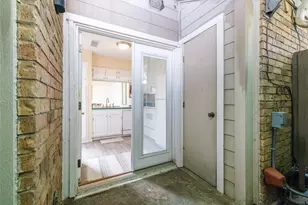 2331 N Davis Dr, Arlington, TX 76012 - Photo 23