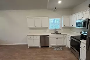 1138 Alvarado St, Cleburne, TX 76031 - Photo 3